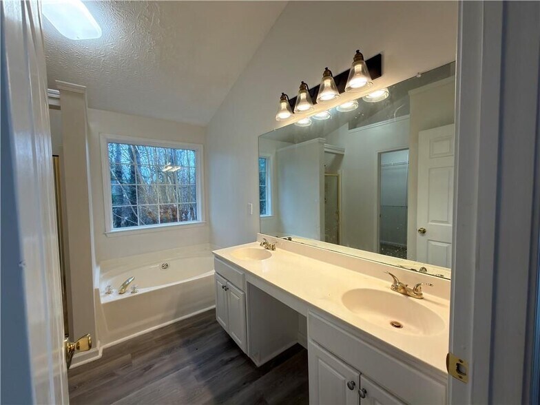 Building Photo - 620 Manor Glen Dr