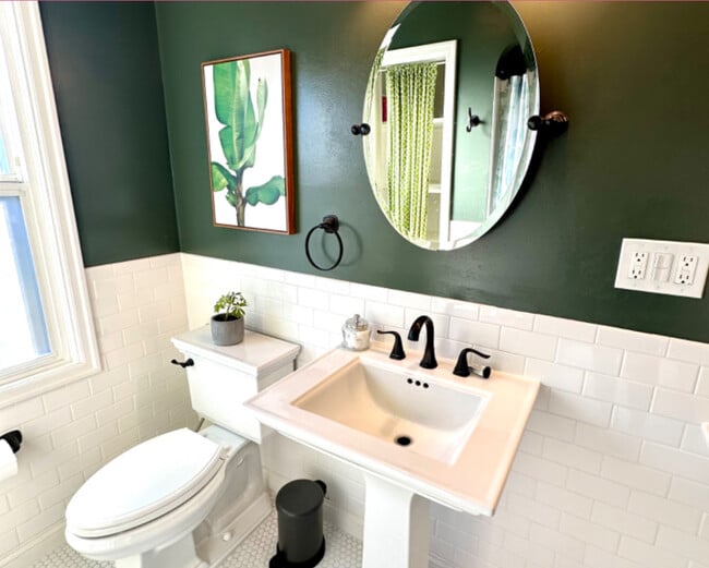 Building Photo - 605 SW Moss St