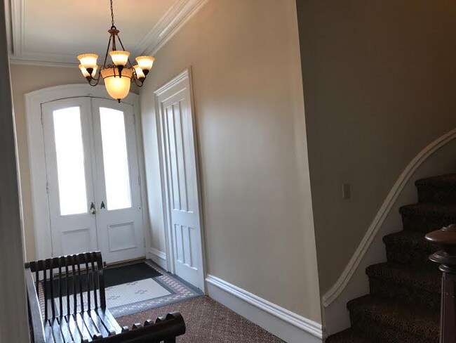 Building Photo - 156 Circular St