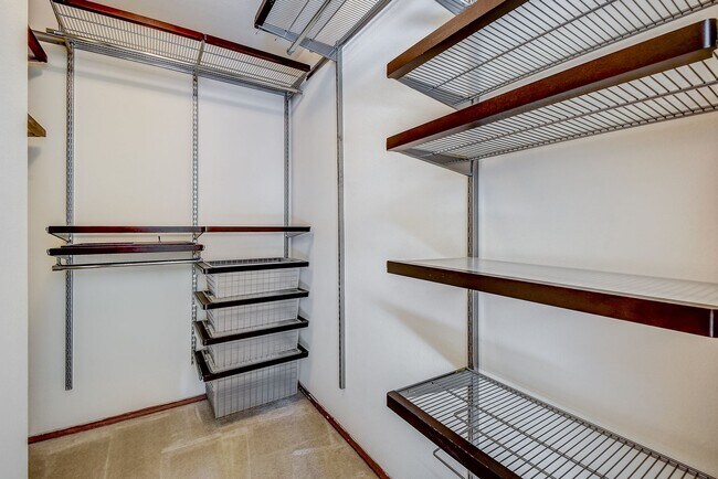 Building Photo - 2bd/2ba Bellevue Condo