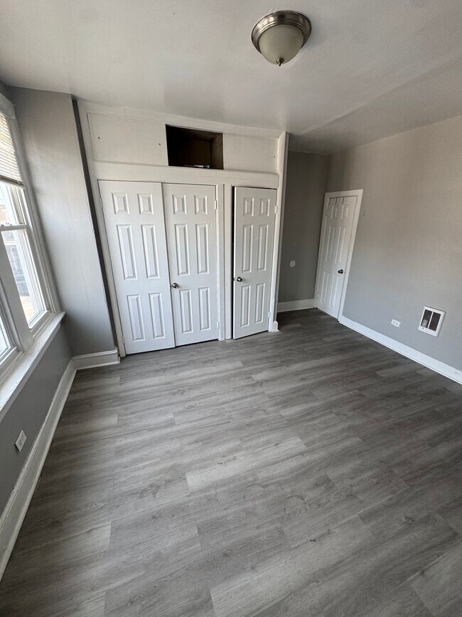 Building Photo - 2 bedroom 1 bath w/ an additional room