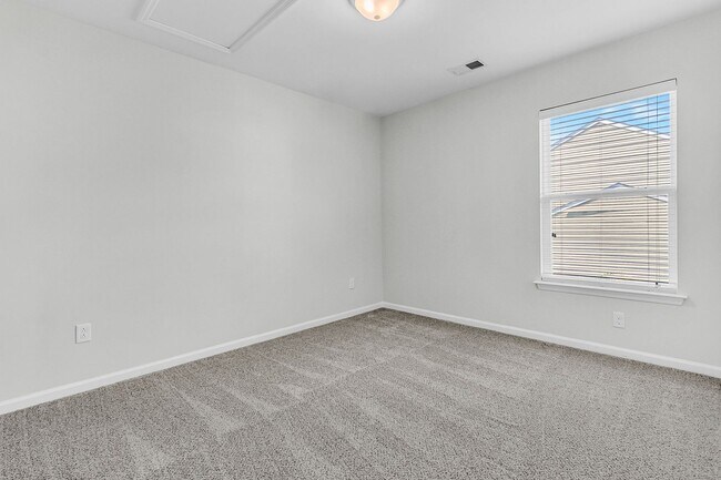 Building Photo - 5 Bedroom 3 Bath Home Located in Sophia Landing in Goose Creek