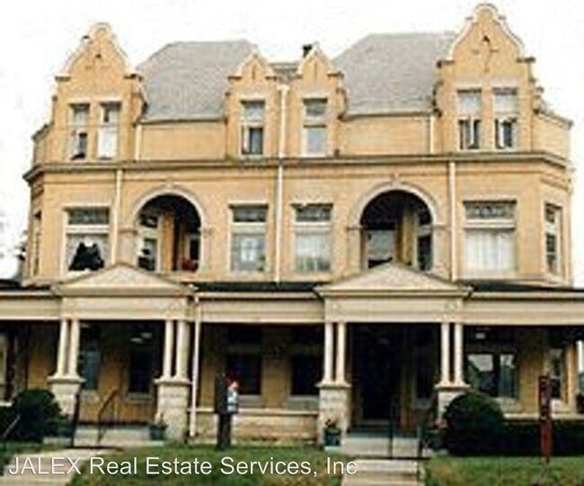 Primary Photo - 117 E King St