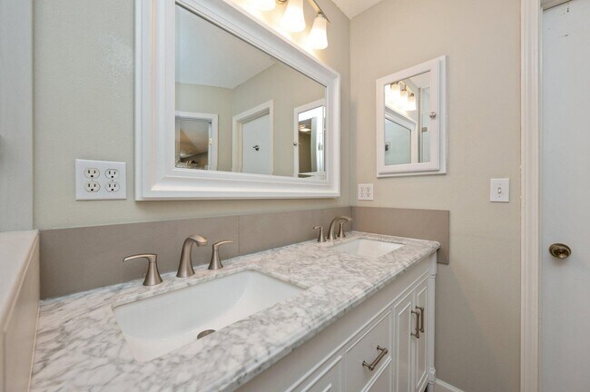 Building Photo - 615 St Martin Cove