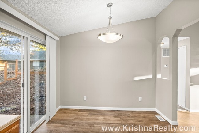 Building Photo - Renovated 2BD/1BA Duplex | Single-Level | Stoneridge – Tualatin
