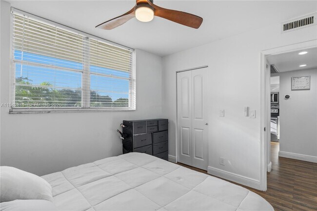 Building Photo - 9340 Lagoon Pl