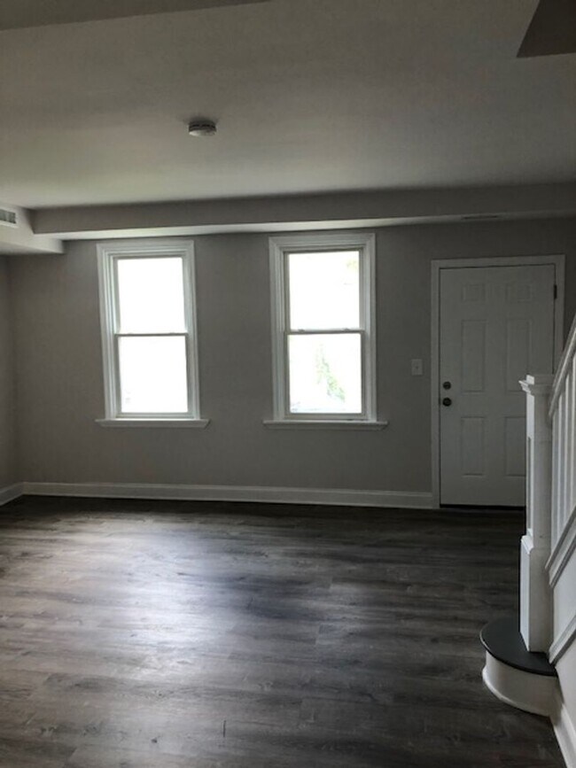 Building Photo - Beautiful and ready to move in 3 Bedroom, 1 Full Bath home just minutes from downtown!