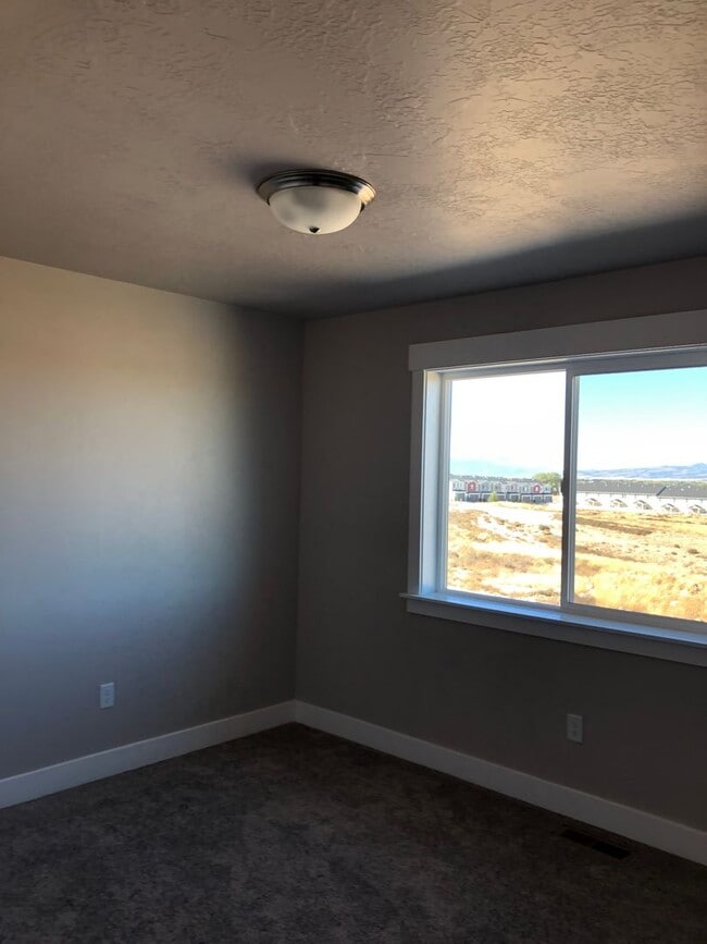 Building Photo - Beautiful Cedar Townhome