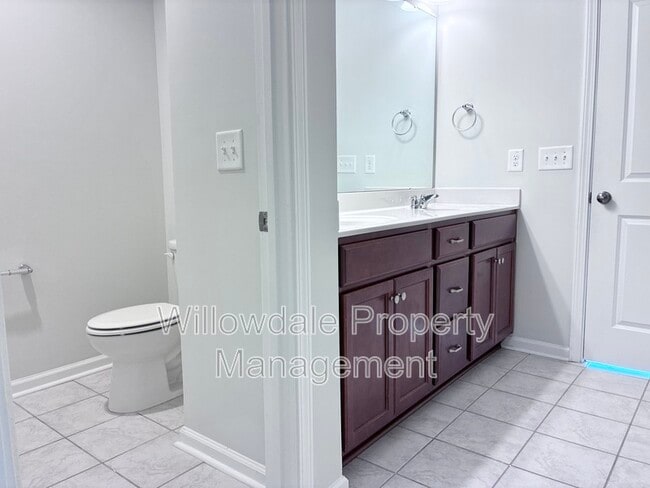 Building Photo - 1112 Lakebrink Dr