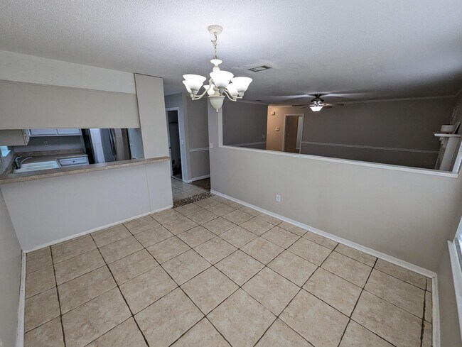 Building Photo - 1625 Campbell Dr N