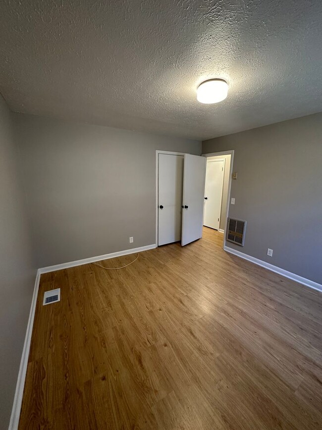 Building Photo - Freshly Renovated 2Bed / 1Bath in Nashville!