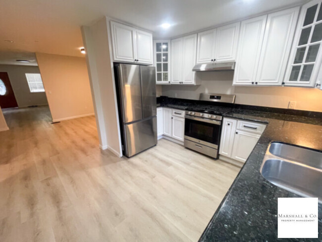 Building Photo - LRG REMODELED 3BR/2BA Duplex,Gar.,Owner Ma...