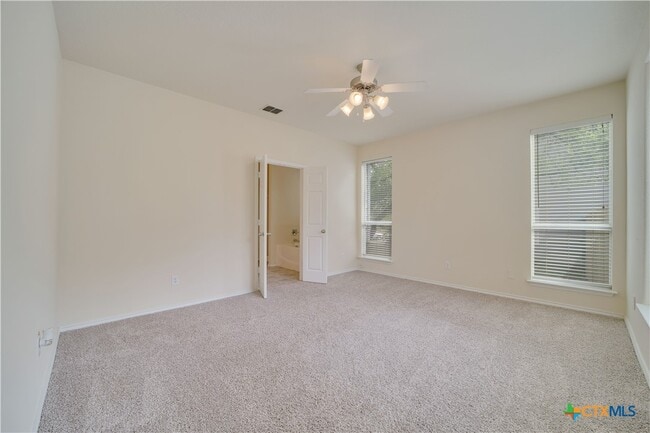 Building Photo - 121 Park Ln