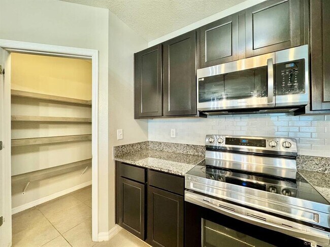 Building Photo - 10626 Park Meadowbrooke Dr