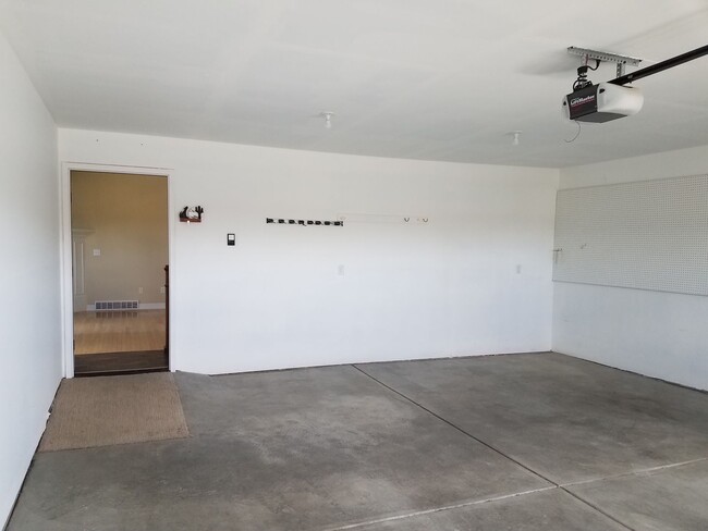 Building Photo - House For Lease