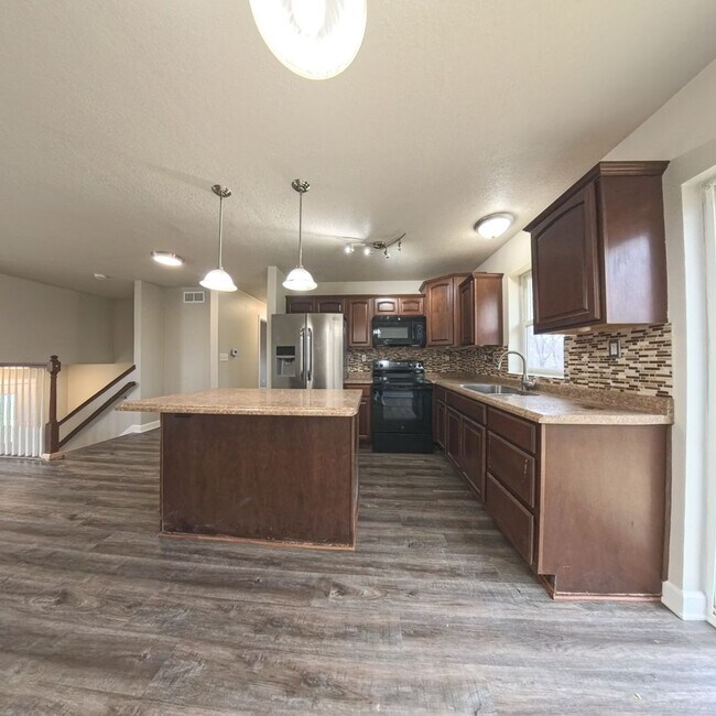 Building Photo - Charming 3 bedroom 2 bathroom home