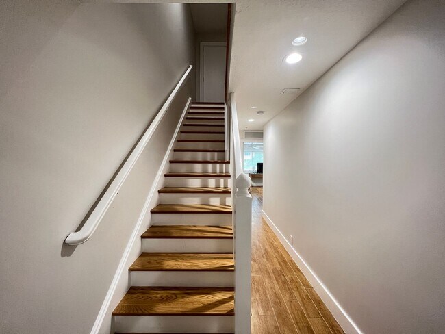 Building Photo - Beautiful 4 Bed 4.5 Bath luxury Townhouse with Elevator located by the Beach Lauderdale by the Sea