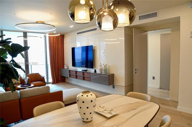 Building Photo - 15701 Collins Ave