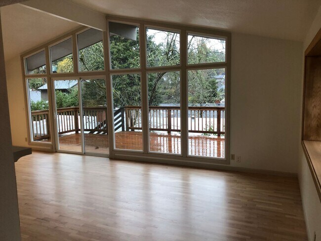 Building Photo - Updated 3 bedroom 3 bath house in Eugene!