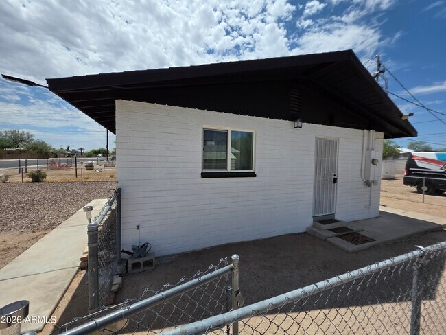 Building Photo - 574 S Park St