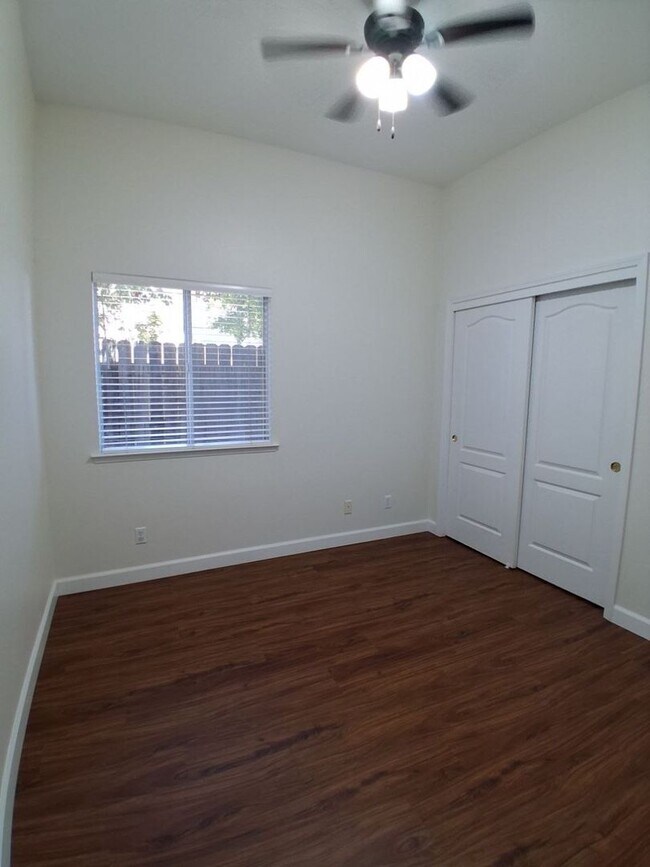 Building Photo - 10374 N Sierra Vista Ave