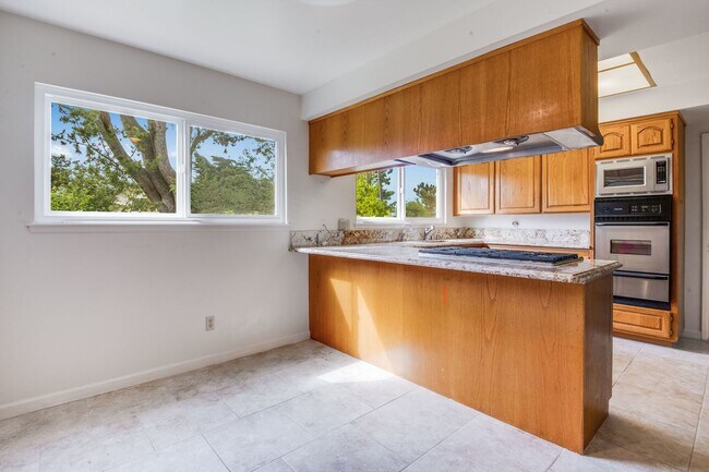 Building Photo - Tranquility on Beachside