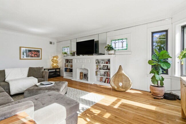 Building Photo - 3414 W Medill Ave