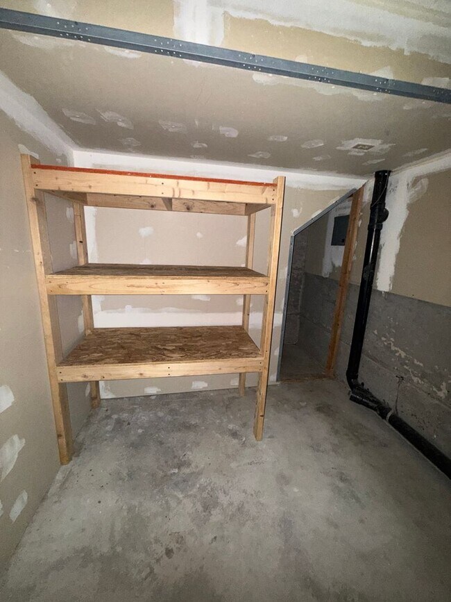 Building Photo - 3 BED 2.5 BATH WITH DAYLIGHT BASEMENT & BONUS ROOM - SPACIOUS CORNER LOT