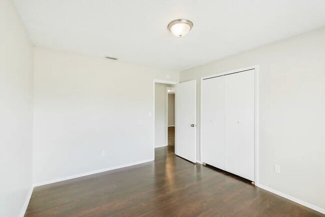 Building Photo - 1303 Village Ct