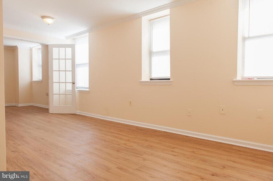 Living area - 1436 Meridian Plz NW