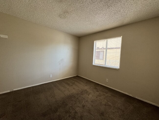 Building Photo - MOVE IN READY 2 Bed, 1 Bath Downstairs Con...