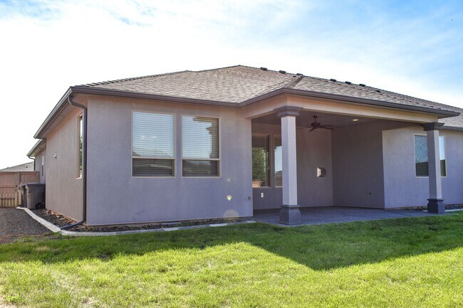 Building Photo - Spacious 3-bedroom 2 bath in the Golfing C...