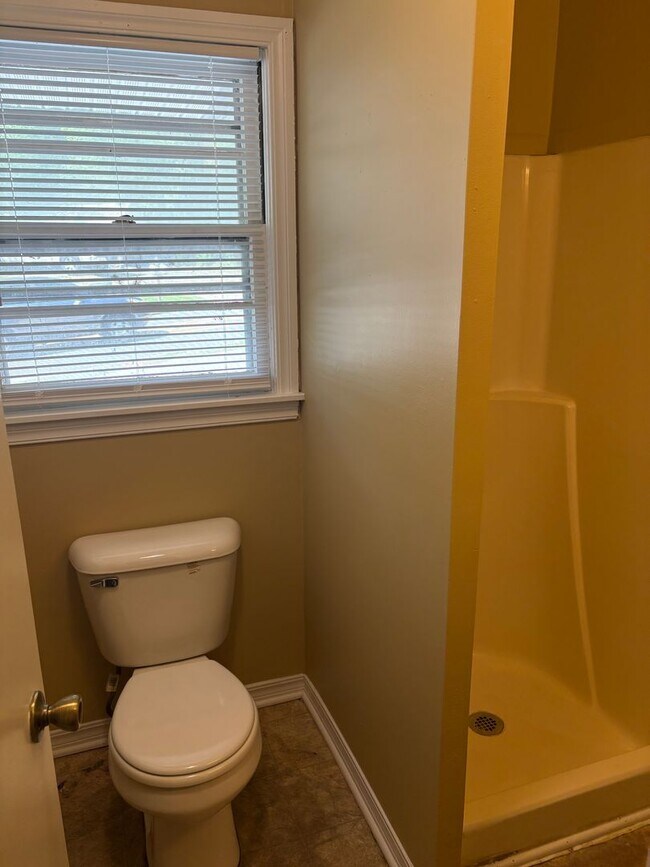 Building Photo - 873 W Clinton Dr