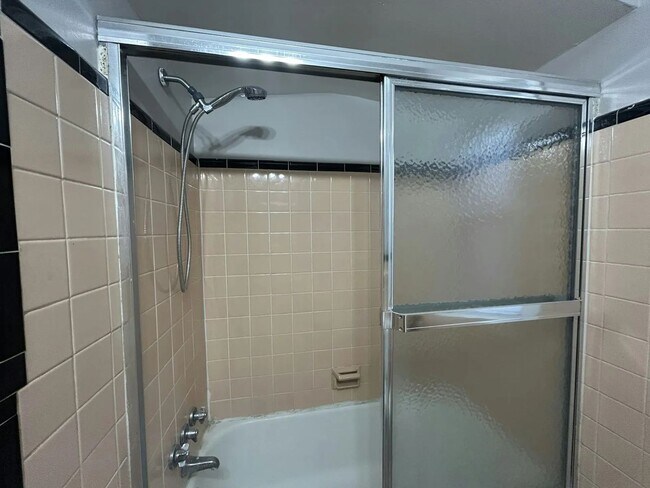 Building Photo - Charming Detroit Bungalow