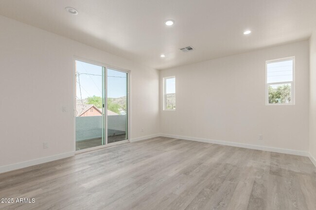 Building Photo - 957 E Desert Dr