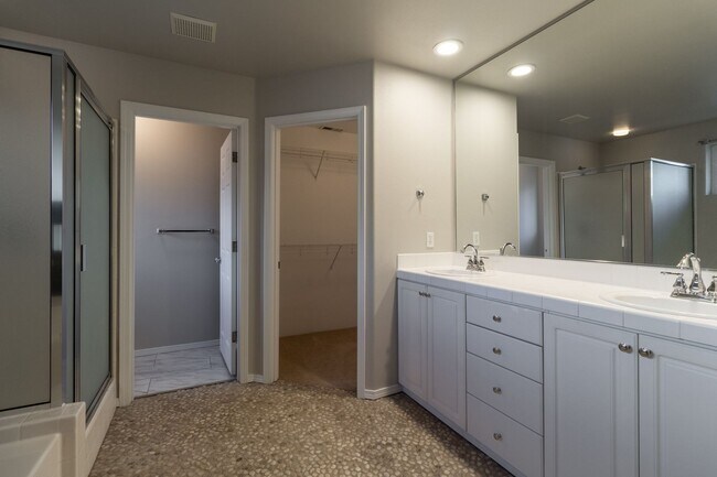 Building Photo - Beautiful 4 bedroom, 2.5 bathroom-Union Hi...