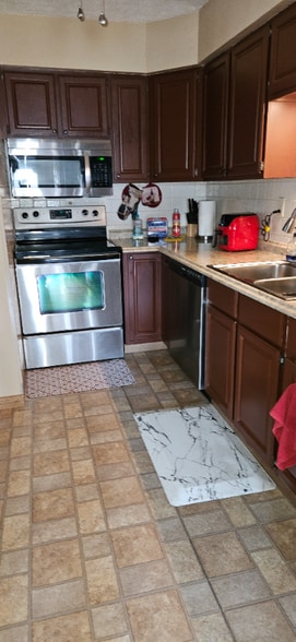 Building Photo - 1645 Tanglewood Dr