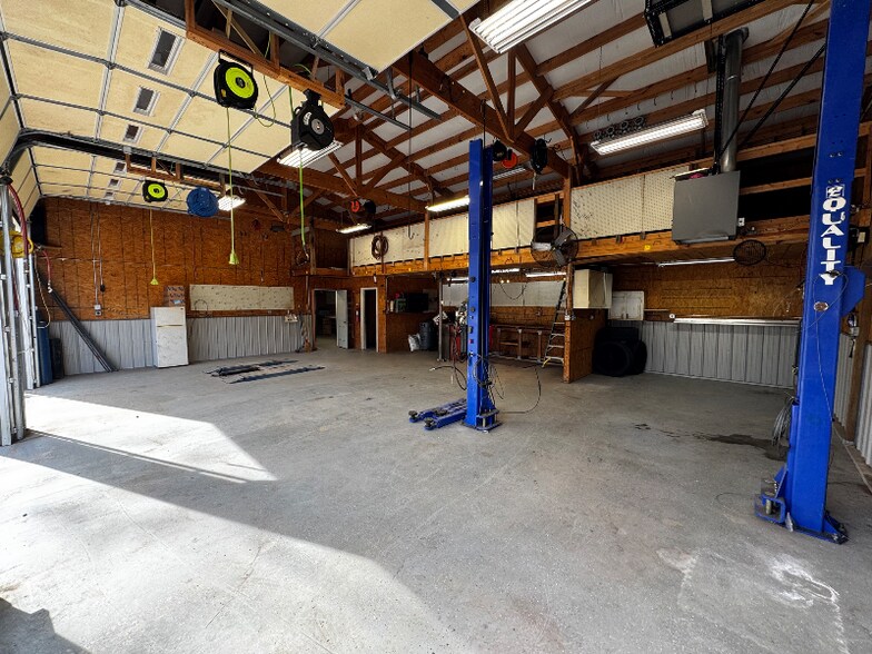 Building Photo - 791 Canterbury St