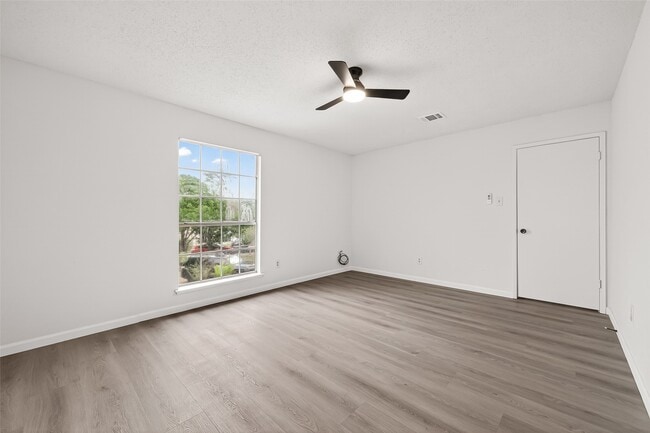 Building Photo - 7523 La Pl Dr