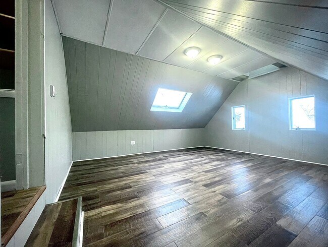 Building Photo - 349 6th Ave S