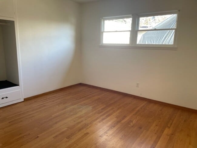 Building Photo - 3 bdr 2 bath Home on Huge lot.