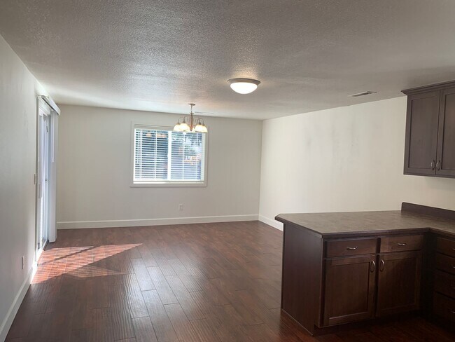 Building Photo - ***Newly Renovated Spacious and Bright 3 B...