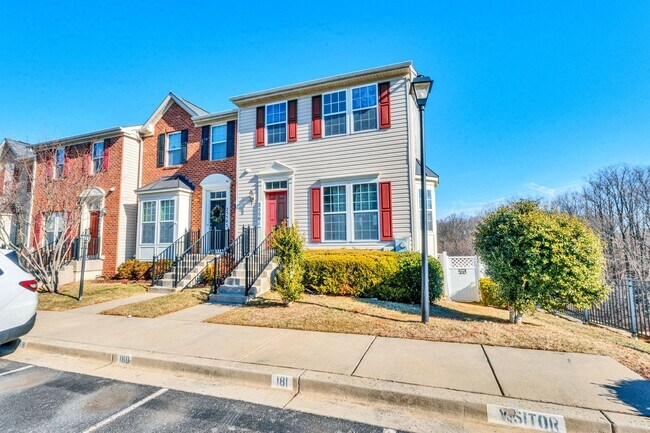 Building Photo - Charming 3 BR + Den Townhouse available now