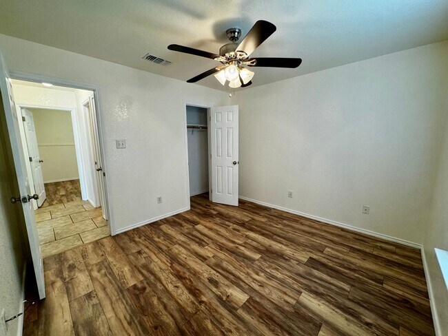 Building Photo - Spacious 4 Bedroom 2 Bath