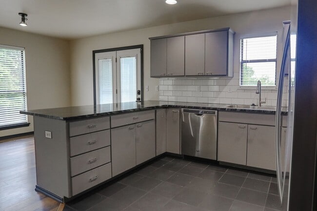 Building Photo - Modern 3BR/2BA Home in Jenks School Distri...