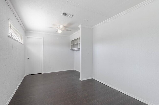 Building Photo - 2800 Lake Rd