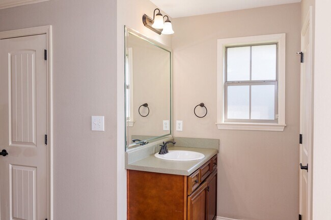 Building Photo - 3 bedrooms, 2 baths in Bay Branch estates!