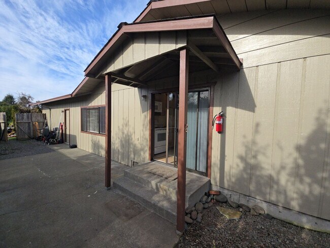 Building Photo - Remodeled 3BD/2A Arcata home close to parks, schools!