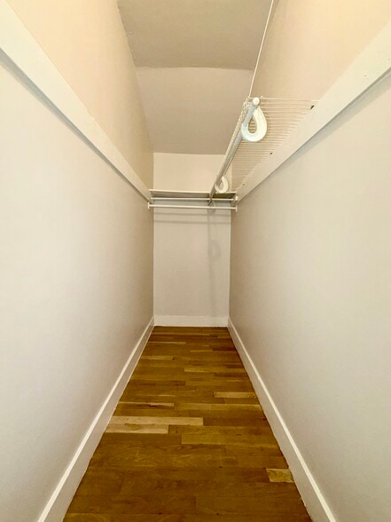 Building Photo - 13 Gladstone St