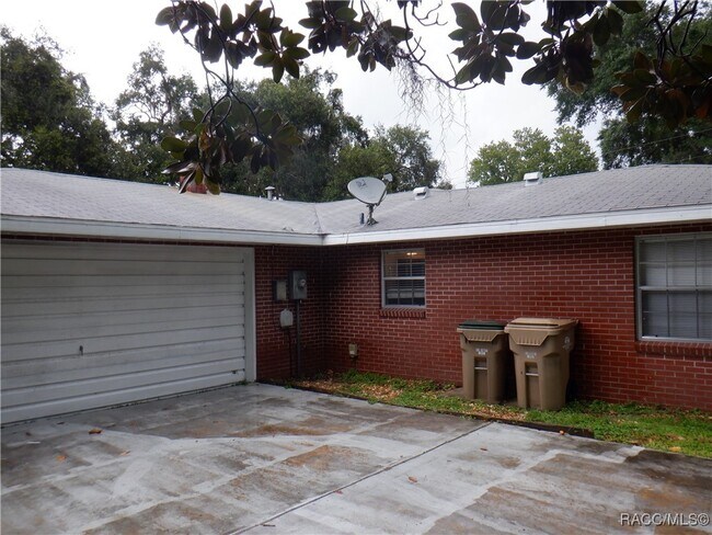 Building Photo - 35433 Crescent Dr